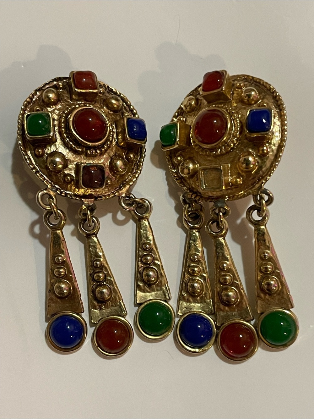 Vintage Style Gold Tone Clip Ons - Picture 2 of 3